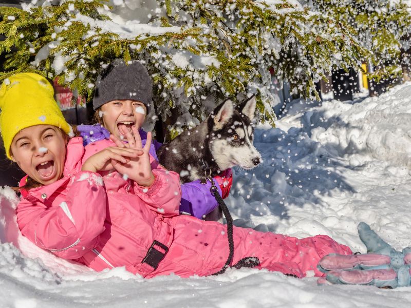 Jeunes filles qui s'amusent dans la neige cet hiver en colo sans ski