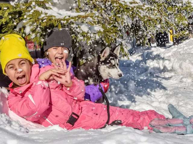 Jeunes filles qui s'amusent dans la neige cet hiver en colo sans ski