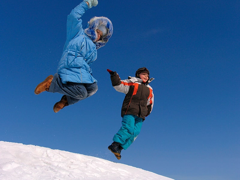 Des enfants s'amusent dans la neige lors d'une colonie de vacances au Nid d'Alpin à Chatel