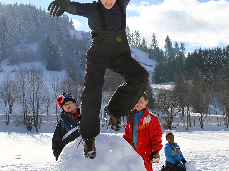 Des enfants s'amusent dans la neige lors d'une colonie de vacances au Nid d'Alpin à Chatel