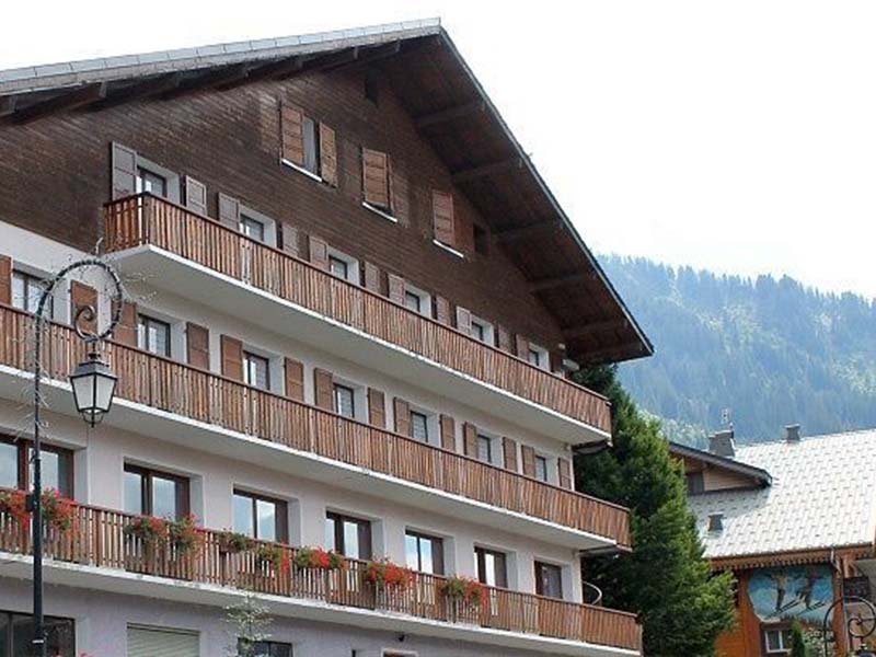 Vue sur la facade du chalet Nid d'Alpin qui accueille des jeunes en colo de vacances JO d'hiver