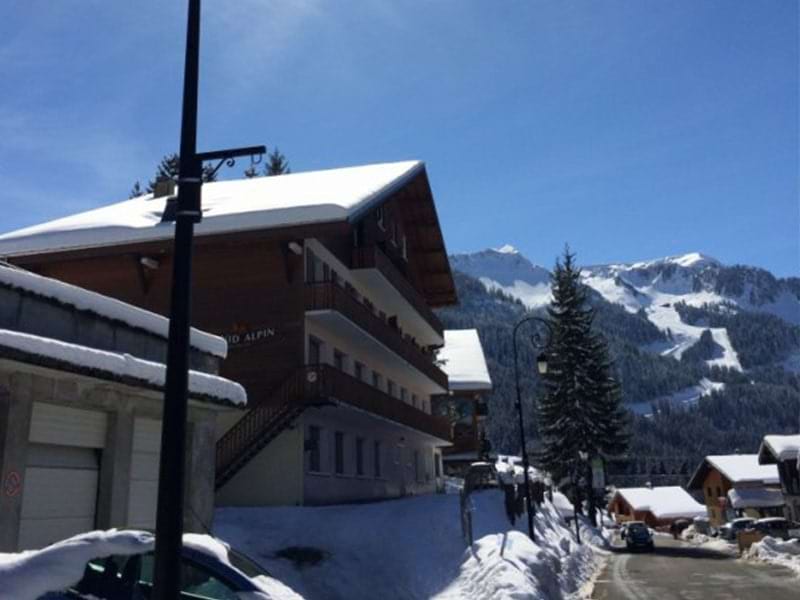 Vue sur la facade du chalet Nid d'Alpin à Chatel qui accueille des jeunes en colonies de vacances 