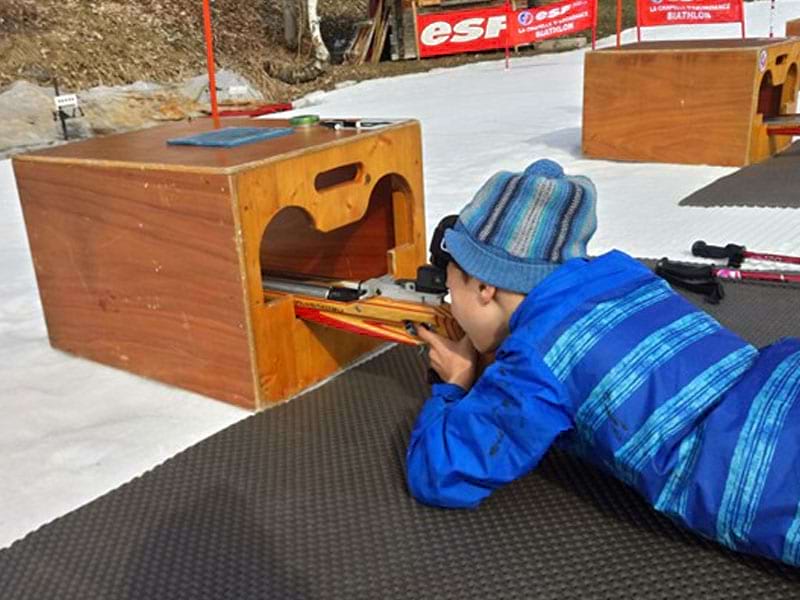 Vue sur un enfant qui pratique le biathlon lors d'une colonie de vacances JO d'hiver au Nid Alpin