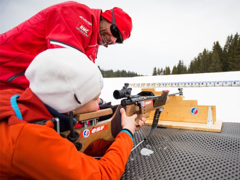 Vue sur un enfant qui pratique le biathlon lors d'une colonie de vacances JO d'hiver au Nid Alpin