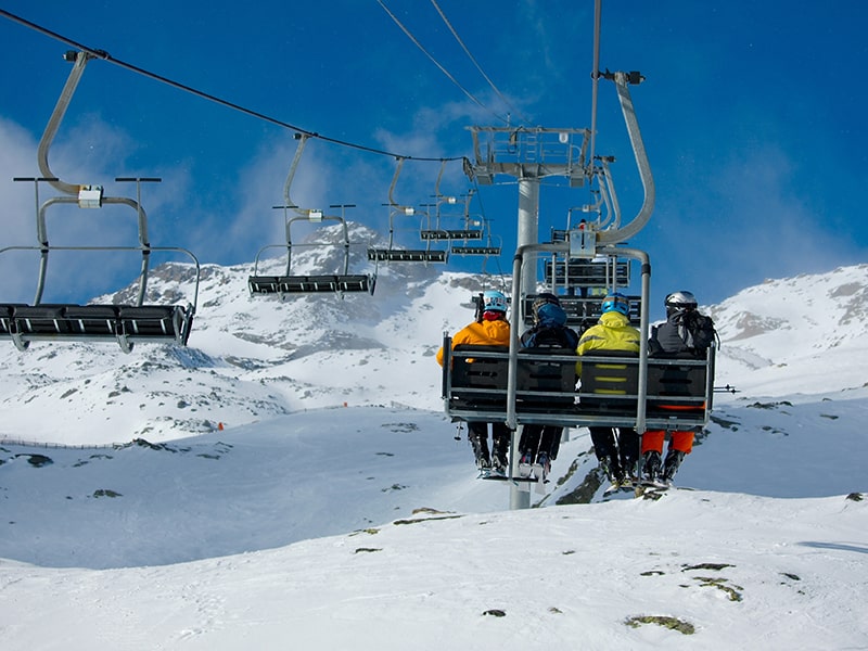 Vue de dos sur un télésiège lors d'une colonie de vacances JO d'hiver au Nid Alpin à Chatel 