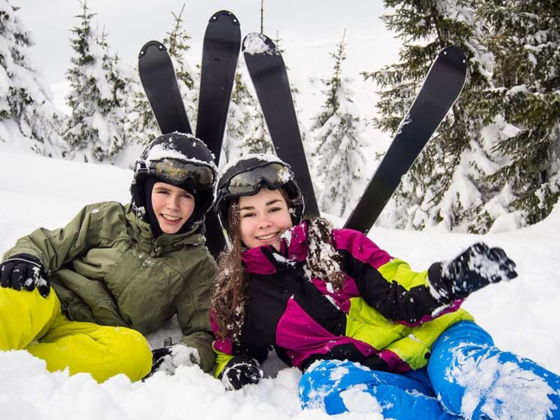 Vue sur deux jeunes qui profitent de leur colonie de vacances JO d'hiver