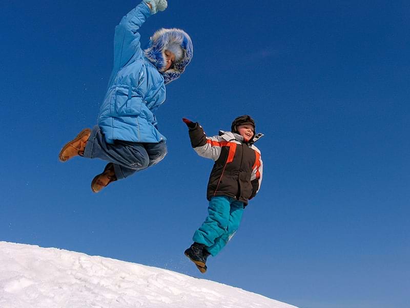 Deux enfants qui profitent de leur colo de vacances JO d'hiver