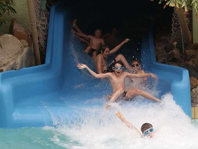 Enfants dans toboggan aquatique