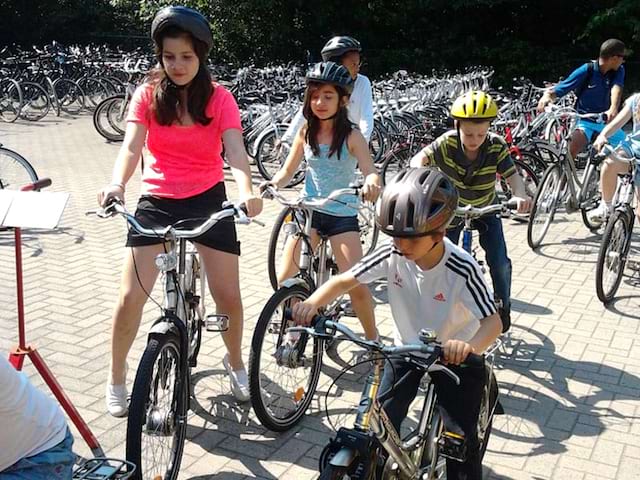 Enfnats qui font du VTT en colonie de vacances