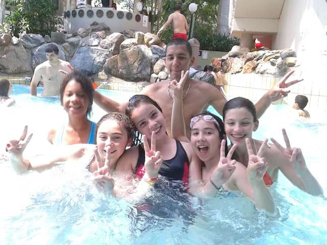 Groupe d'enfants dans la piscine