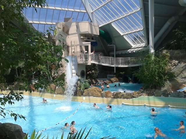 Grande piscine dans un parc aquatique de Belgique