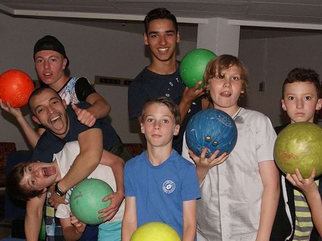 Enfants qui jouent au boowling