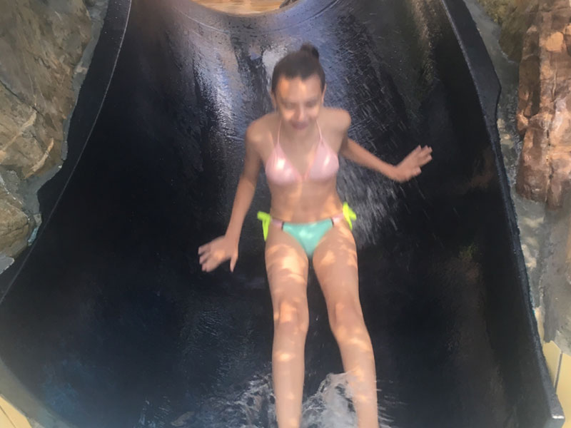 Enfant qui glesse dans un toboggan aquatique en colonie de vacances