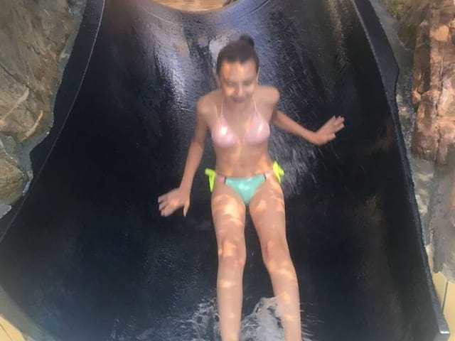 Enfant qui glisse dans un toboggan aquatique en colonie de vacances