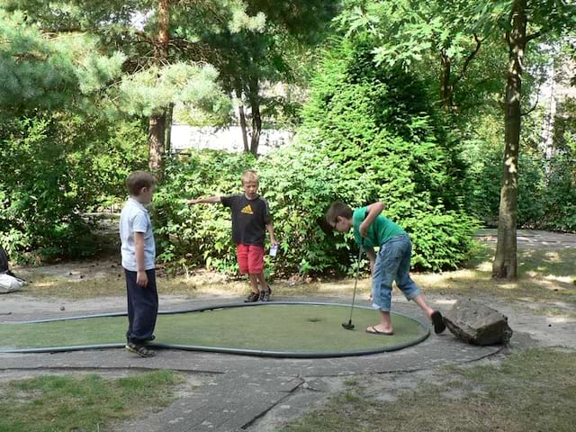 Enfants qui jouent au minigolf en colonie de vacances été