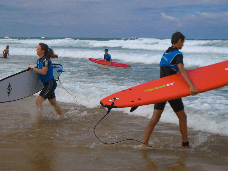 Jeunes qui font du surf en camps de vacances cet automne