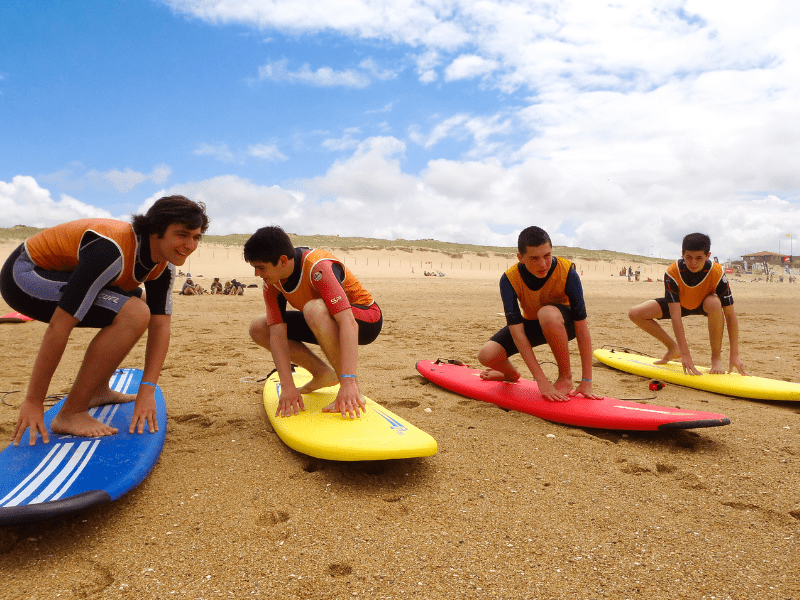 Jeunes qui s'entrainent sur les mouvements de surf cet automne