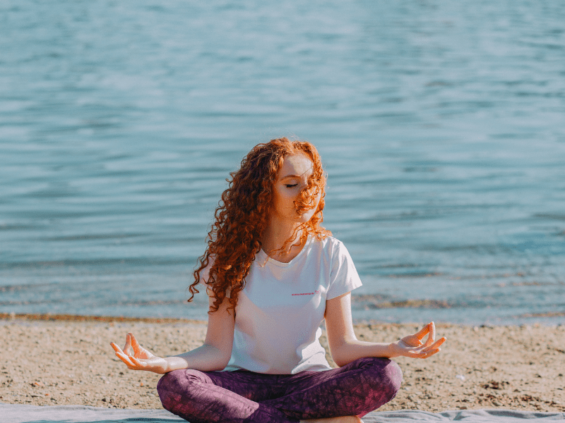 Session de Beach Yoga en colo de vacances Surf Camp durant les vacances de la Toussaint