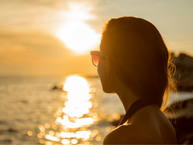 Jeune ado en colo de vacances Surf cet automne qui admire le coucher de soleil