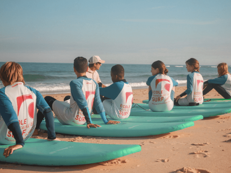 Session de cours de surf en camps de vacances cet automne