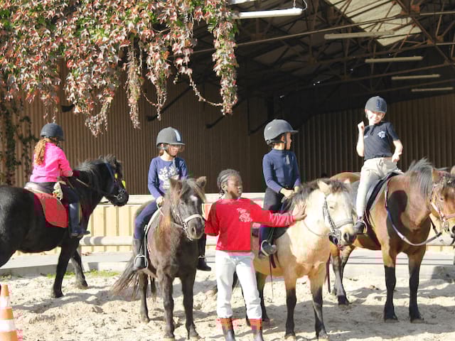 Groupe de jeunes en colo de vacances Equitation cet hiver