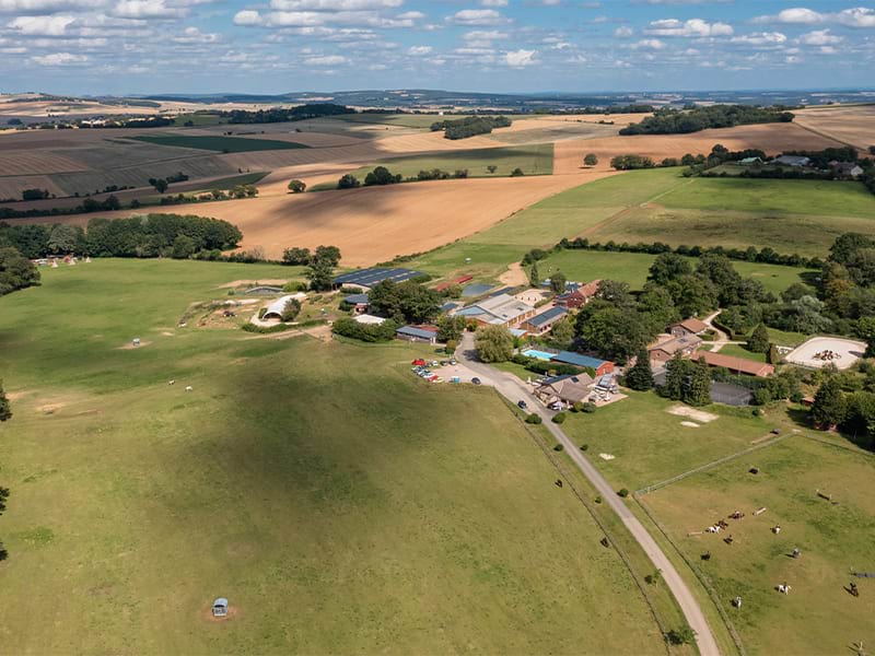 Vue sur le domaine du centre équestre, lieu de colonies de vacances, depuis un drône 