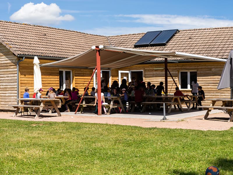 Pause déjeuner en colonie de vacances équestre au domaine de l'Esperance