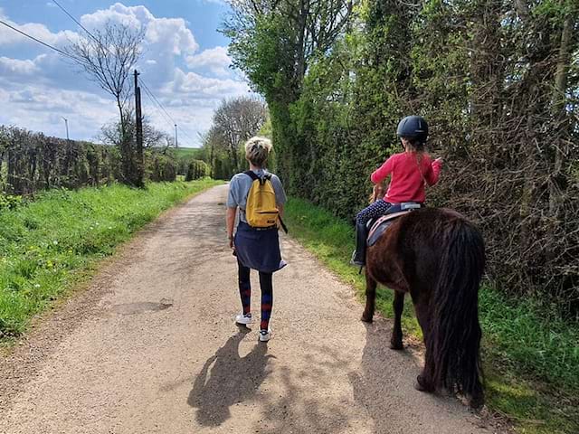 Balade à cheval lors d'une colo équestre au domaine de l'Espérance