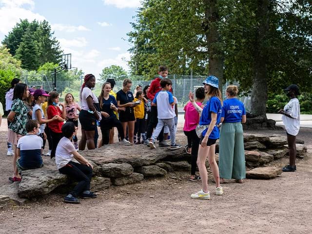 Enfants et moniteurs en colonie de vacances équestre cet été