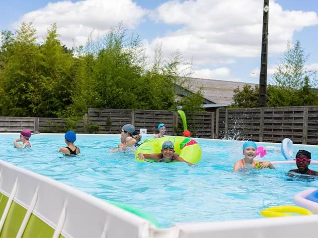 Piscine du domaine de l'Espérance accessible aux jeunes lors de leur colonies de vacances équestre de l'été