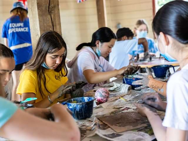 Atelier manuel cuir en colo de vacances au centre équestre du domaine de l'espérance