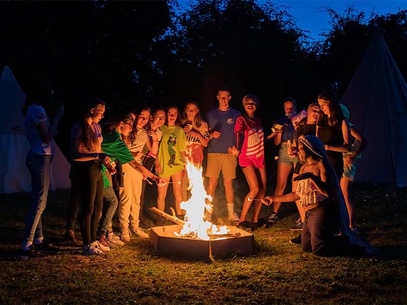 Veillée avec feu de camp en colo de vacances dédiée à la pratique de l'Equitation