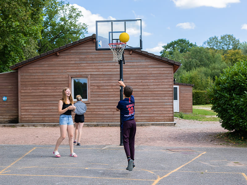 Pratique d'une activité annexe : le basket, en colo de vacances Equitation durant le printemps