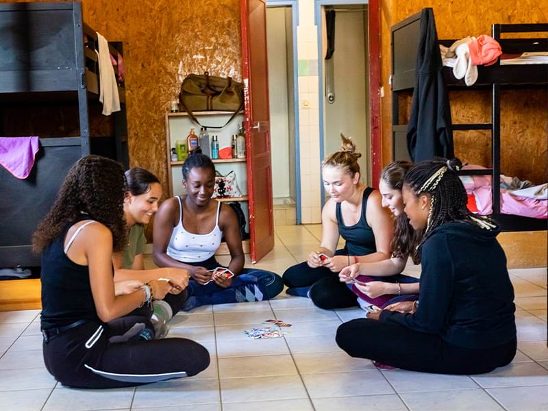 Jeunes filles qui jouent aux cartes durant leur colo au domaine de l'Espérance