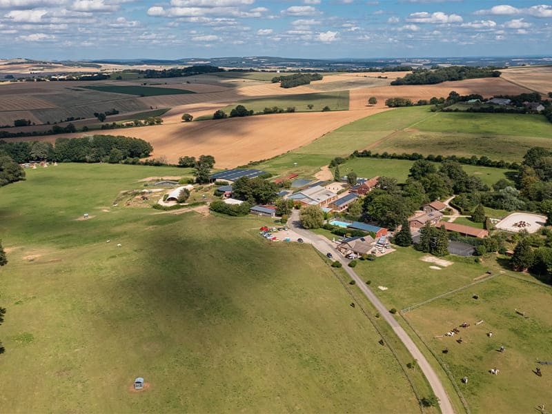 Vue du domaine équestre depuis un drône, lieu qui accueille des jeunes en colo de vacances durant le printemps