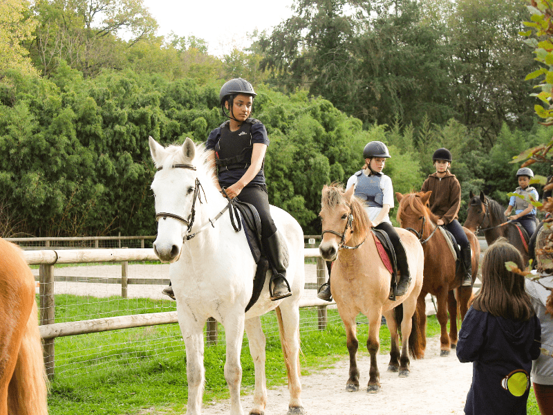 Pré ados en session Equitation cet automne en colo de vacances
