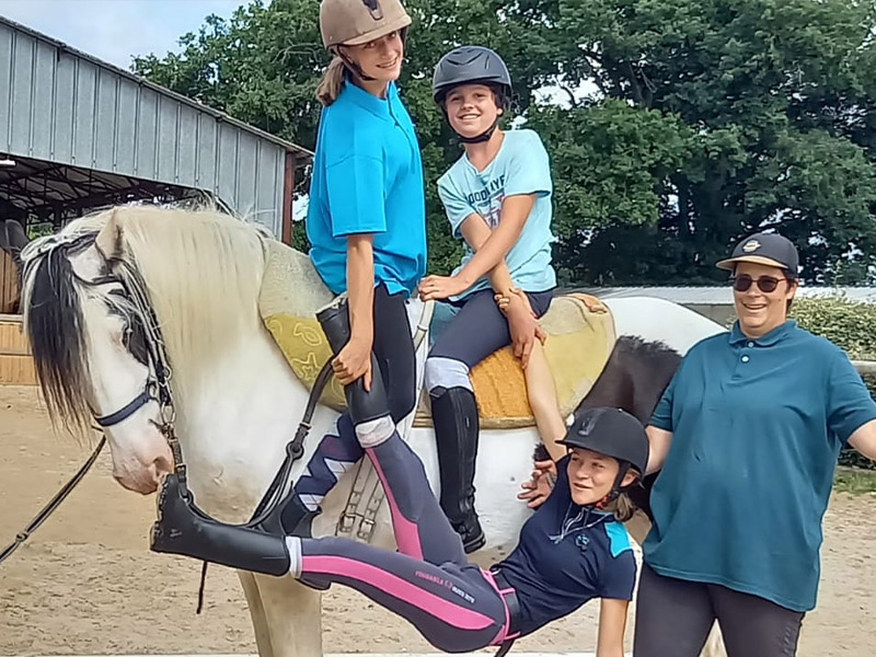 Jeunes en colo de vacances Equitation qui profitent avec leur monitrice 