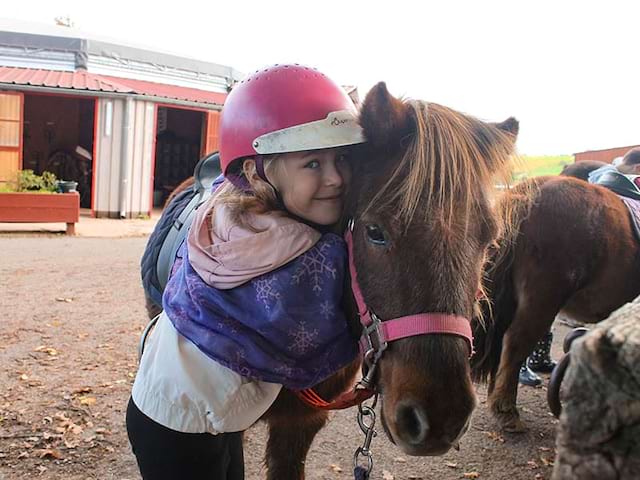 enfant en colonie de vacances équitation poney hiver