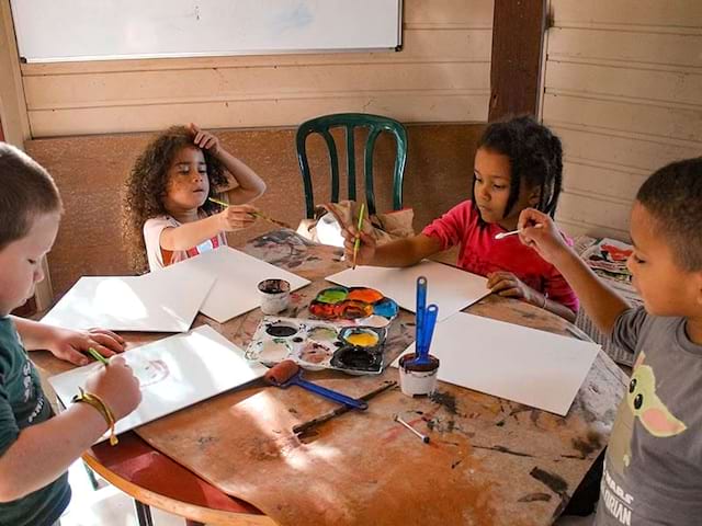 enfants en colonie de vacances équitation cet hiver