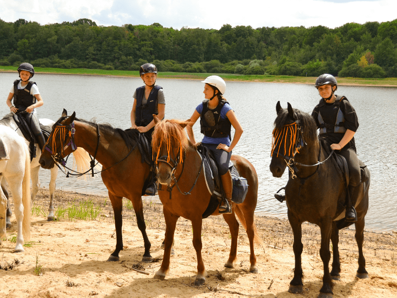 Groupe de jeunes ados en colo de vacances Equitation cet été
