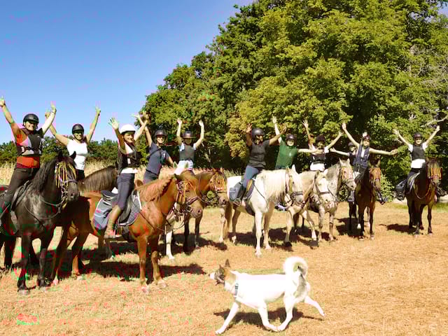 Groupe de jeunes ados en colo de vacances, heureux de faire de l'équitation durant le séjour Equit'adventure cet été 