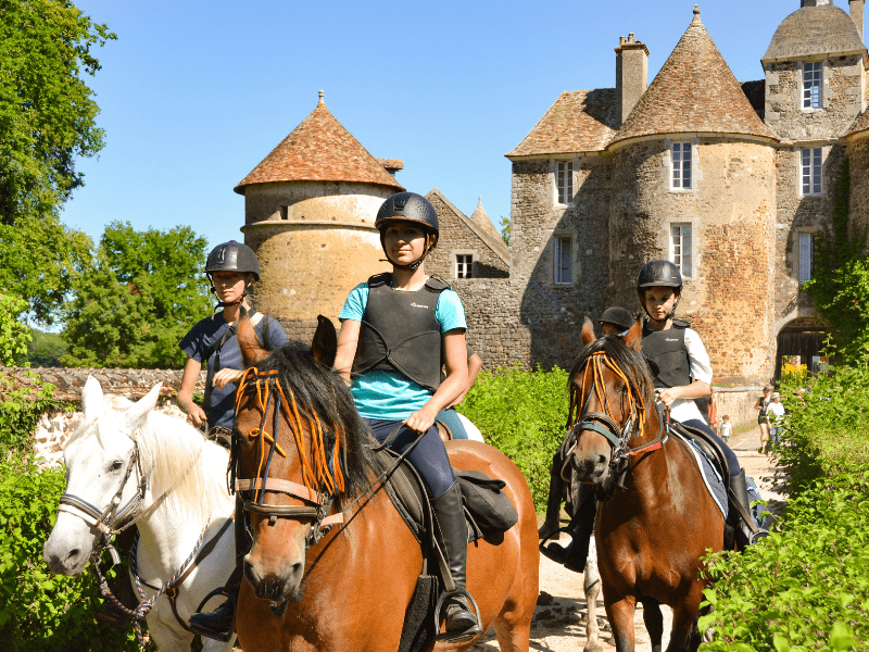 Groupe de jeunes ados en colo de vacances Equitation Equit'adventure cet été