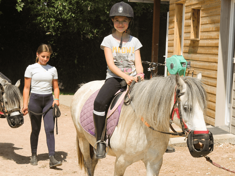Jeunes filles en colo de vacances Equitation