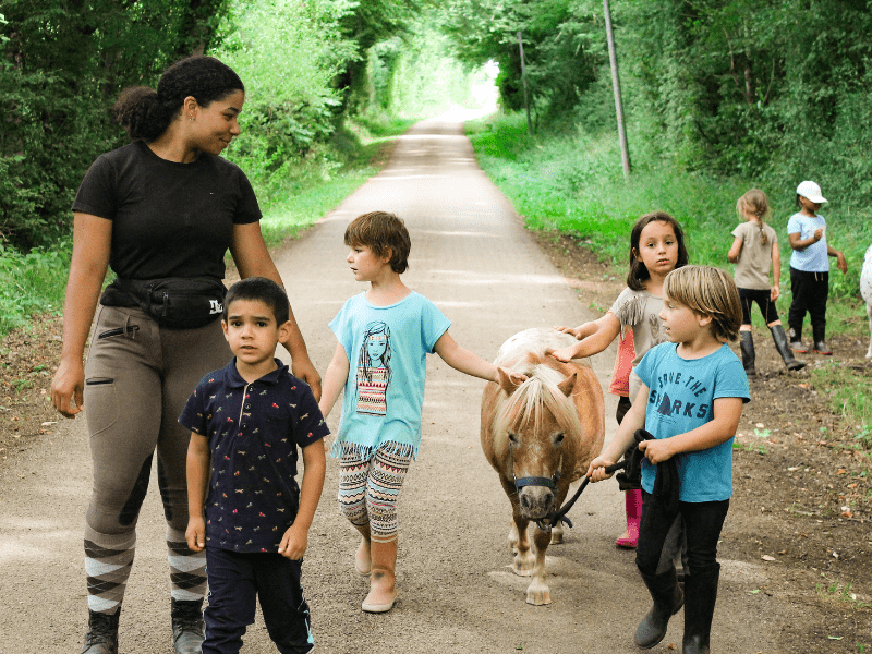 Groupe d'enfants en colo de vacances Poney durant l'été