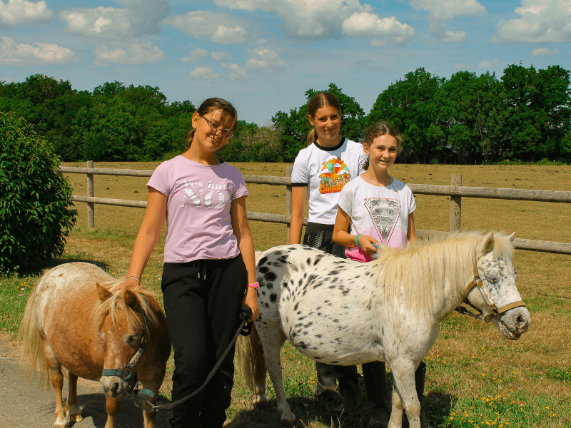 Enfants en colo de vacances Poneys au domaine de l'Esperance cet été 