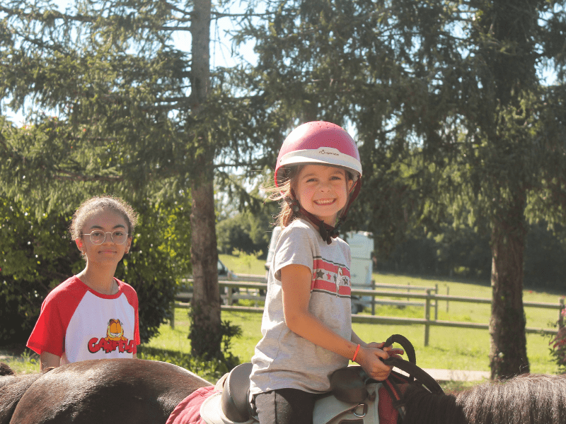 Enfants sur leur cheval en colonie de vacances cet été
