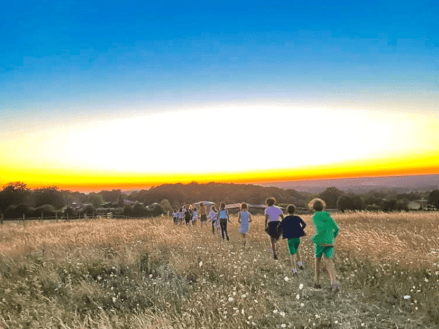 Coucher de soleil observé lors d'une colo de vacances Equitation ce printemps