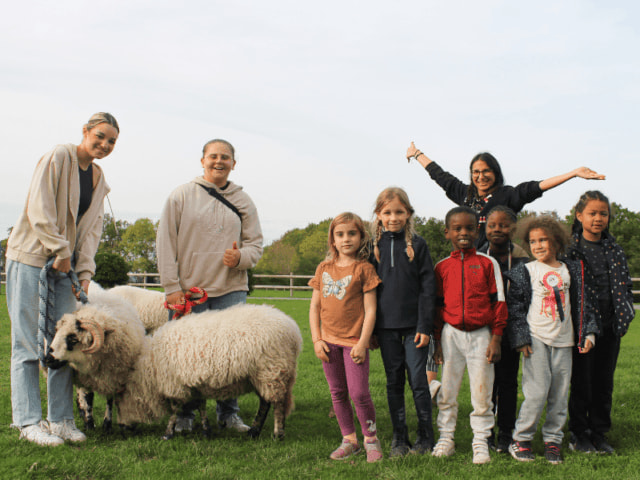 Groupe d'enfants qui s'amuse en colonie de vacances spéciale Equitation cet automne