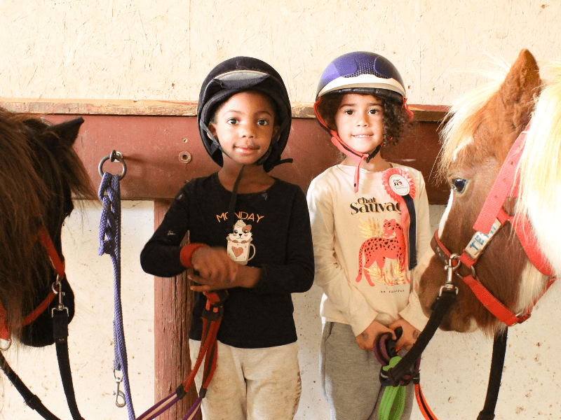 Deux jeunes filles en colo de vacances spéciale Equitation cet automne