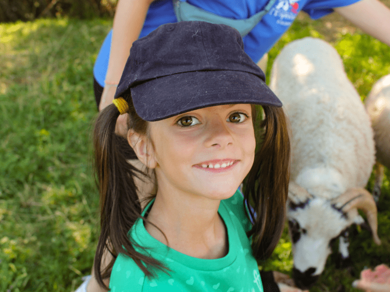 Jeune fille qui sourit en colo de vacances Equitation cet automne au domaine de l'Esperance